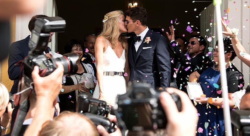 Mario Gomez und Carina Wanzung haben Freitag im Standesamt in der Mandlstraße geheiratet