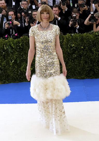 Flop: Anna Wintour mit Federpuscheln in der Kleidmitte