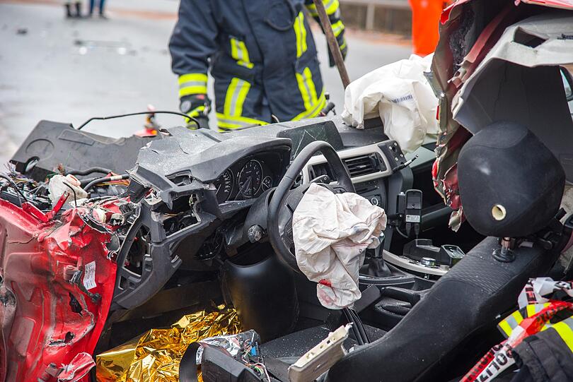 Tragischer Unfall bei Marktsteft im Landkreis Kitzingen: Ein Feuerwehrmann verunglückt auf der Rückfahrt von einem Einsatz.
