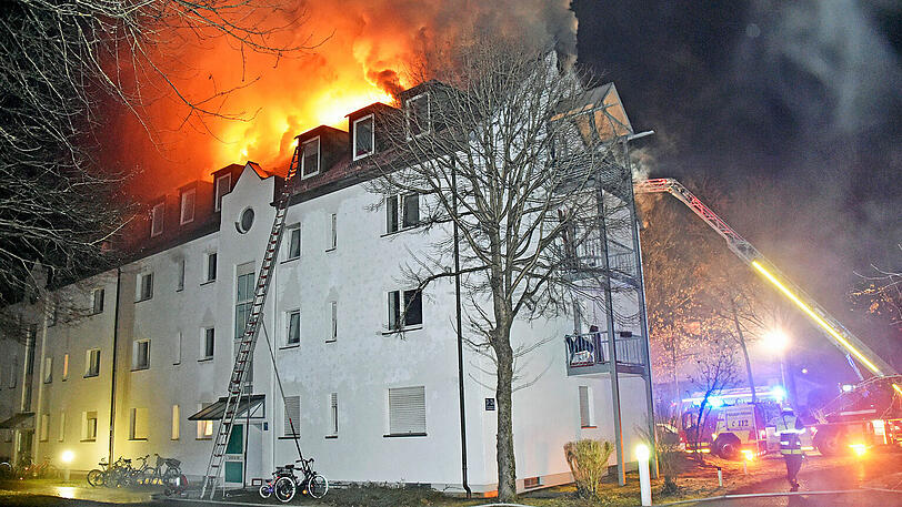 Ein Feuer auf einem Balkon setzte in Perlach einen ganzen Dachstuhl in Brand. Die Bilder von den Löscharbeiten.