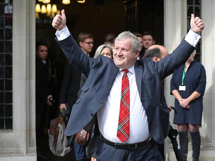 Ian Blackford, Fraktionsvorsitzender der Scottish National Party im Unterhaus, verlässt jubelnd den Obersten Gerichtshof.