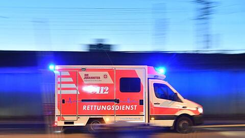 Ein Rettungswagen ist mit eingeschaltetem Blaulicht im Einsatz. Foto: Boris Roessler/dpa/Symbolbild