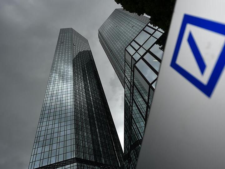 Dunkle Wolken sind über der Zentrale der Deutschen Bank aufgezogen.