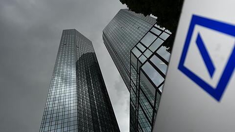 Dunkle Wolken sind über der Zentrale der Deutschen Bank aufgezogen.