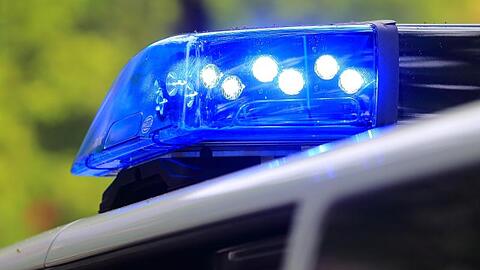 Die Unfallverursacherin musste mit leichten Verletzungen ins Krankenhaus gebracht werden (Symbolbild).