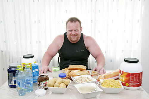 125 Kilo wiegt Herbert Winkelmann. Damit der Weltmeister im Bankdrücken sein Gewicht hält, muss er jeden Tag 10.000 Kalorien essen. &bdquo;Das wichtigste ist das Frühstück&ldquo;, sagt er &ndash; man sieht&rsquo;s.