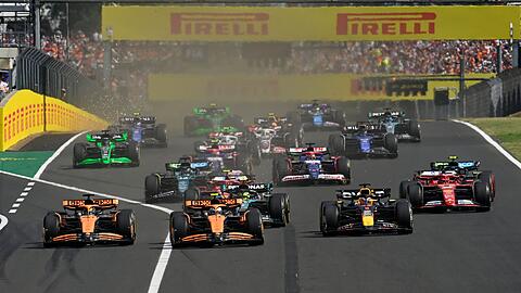 Lando Norris (m.) verteidigt seine Pole gegen Teamkollege Oscar Piastri (l.)