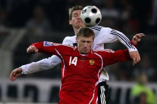 Verbissener Zweikampf: Pogrebnjak vor einem Jahr beim Spiel in Dortmund im Duell mit Per Mertesacker.