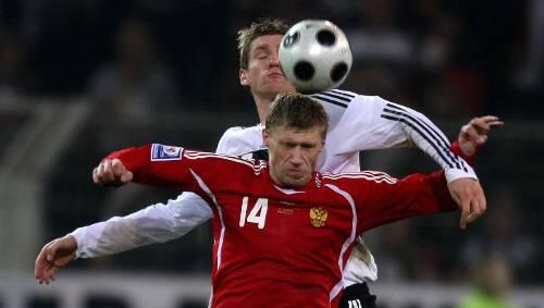 Verbissener Zweikampf: Pogrebnjak vor einem Jahr beim Spiel in Dortmund im Duell mit Per Mertesacker. Verbissener Zweikampf: Pogrebnjak vor einem Jahr beim Spiel in Dortmund im Duell mit Per Mertesacker.