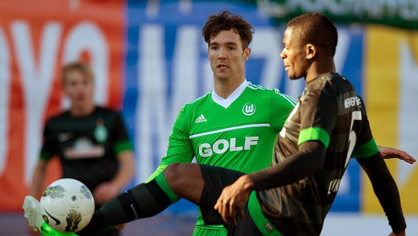... Verteidiger Assani Lukimya (links) umgegrätscht worden. ... Verteidiger Assani Lukimya (links) umgegrätscht worden.
