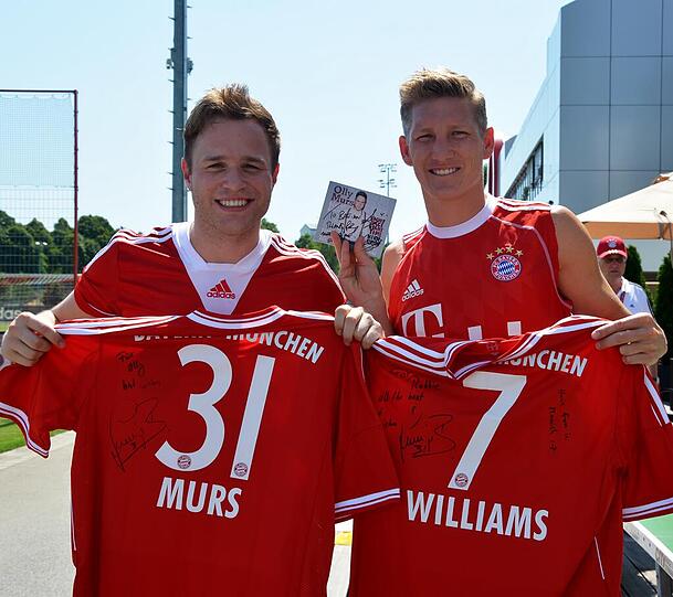 Treffen zweier Stars: Sänger Olly Murs (l.) mit Bastian Schweinsteiger. Foto: twitter.com/fcbayern