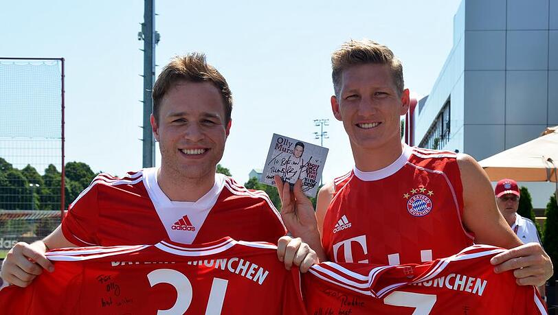Treffen zweier Stars: Sänger Olly Murs (l.) mit Bastian Schweinsteiger. Foto: twitter.com/fcbayern Treffen zweier Stars: Sänger Olly Murs (l.) mit Bastian Schweinsteiger. Foto: twitter.com/fcbayern