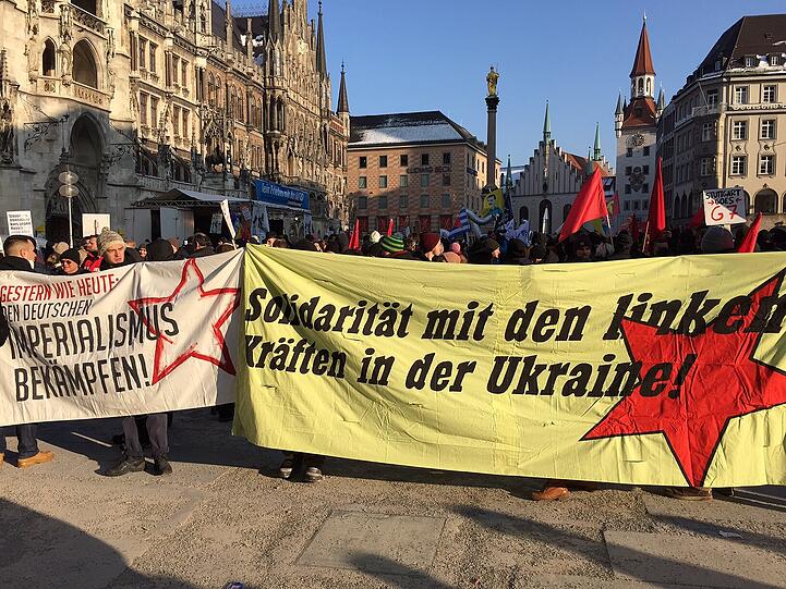 Unter dem Motto «Kein Frieden mit der NATO» demonstrierten am Samstag knapp 2000 Menschen gegen die Siko.