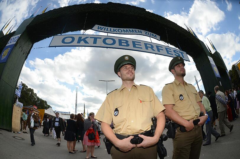 Ein gewohnter Anblick: Polizisten am Eingang zum Oktoberfest.