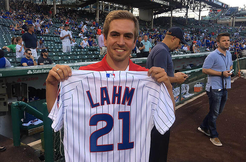Bayern-Kapitän Philipp Lahm eröffnete im legendären Wrigley's Field mit dem First Pitch das Baseball-Derby zwischen den Chicago Cups und den White Sox.