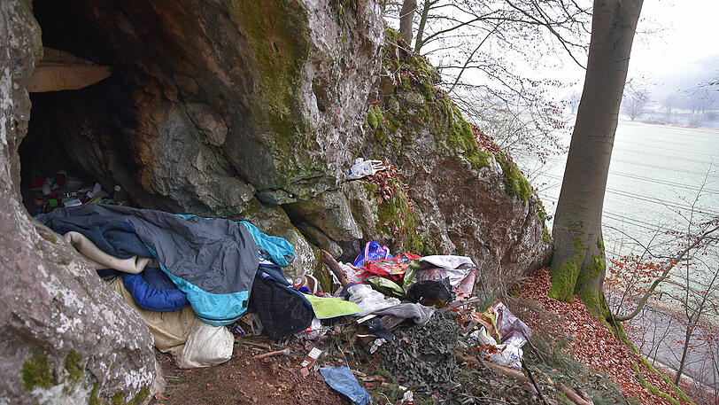 In dieser Höhle hatte es sich der Mann gemütlich gemacht.