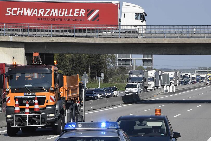 Totalsperre auf der A8: 7 Stunden nach dem Unfall geht immer noch nichts vorwärts.