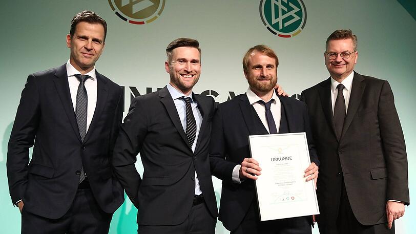 Daniel Bierofka (2.v.r.) zusammen mit Nationalmannschaftsmanager Oliver Bierhoff, Lehrgangsleiter Daniel Niedzkowski und DFB-Präsident Reinhard Grindel (v.l) beim Abschlussball des Fußballlehrer-Lehrganges.
