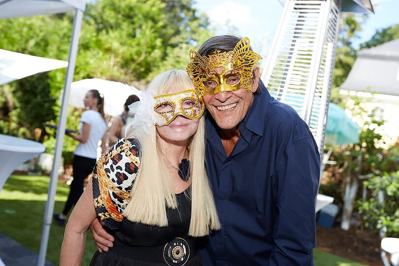 Gastgeberin der Masken-Party: Simone Petrov mit Ehemann Hanns Meyn.