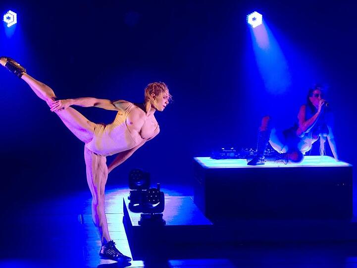 Ballett-Tänzer Louis Stiens im Zusammenspiel mit Peaches.