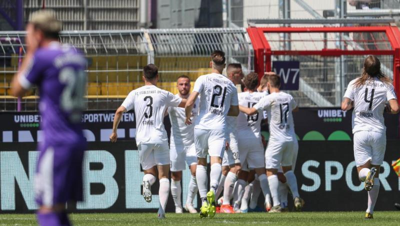 Ingolstadts Torschütze Bilbija (verdeckt) feiert seinen Treffer zum 1:2 mit Dominik Franke (l-r), Tobias Schröck und Björn Paulsen. Ingolstadts Torschütze Bilbija (verdeckt) feiert seinen Treffer zum 1:2 mit Dominik Franke (l-r), Tobias Schröck und Björn Paulsen.