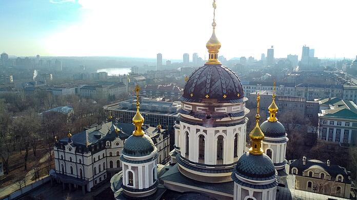 Die beschädigte Kuppel einer orthodoxen Kirche in Donezk.