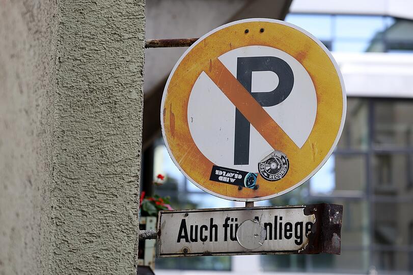 Uraltes Relikt in einem Innenhof: "Parkverbot auch für Anlieger".