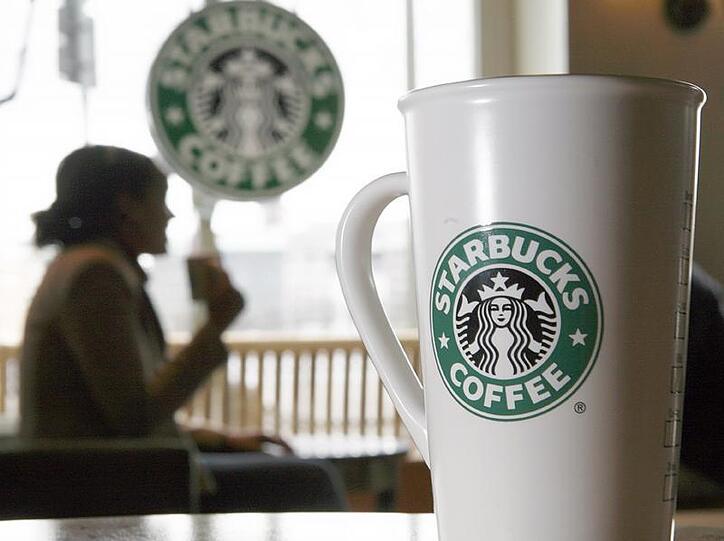 Eine Kaffeetasse in einem Starbucks Coffee Shop. Die weltgrößte Kaffeehauskette Starbucks will ins Geschäft mit Instant-Kaffee einsteigen.