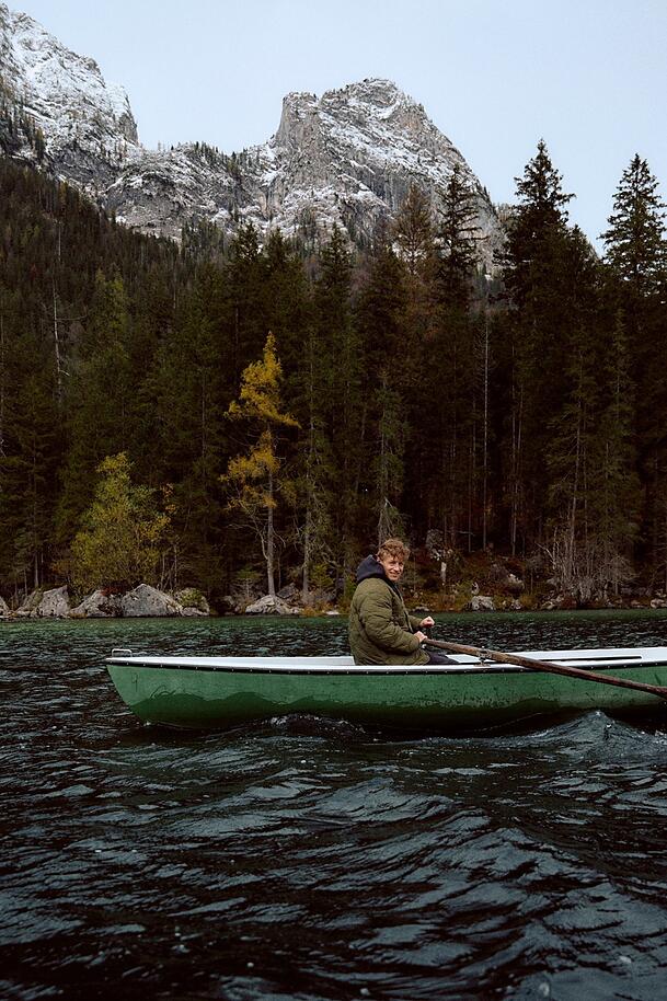 Regen und Nebel sind genau das, was er wollte: Musiker Tim Bendzko am Hintersee. Regen und Nebel sind genau das, was er wollte: Musiker Tim Bendzko am Hintersee.
