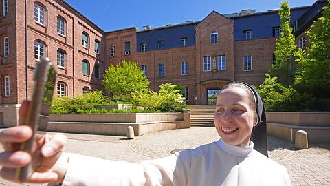 Schwester Clarita ist mit 28 Jahren die Jüngste im Kloster. Schwester Clarita ist mit 28 Jahren die Jüngste im Kloster.