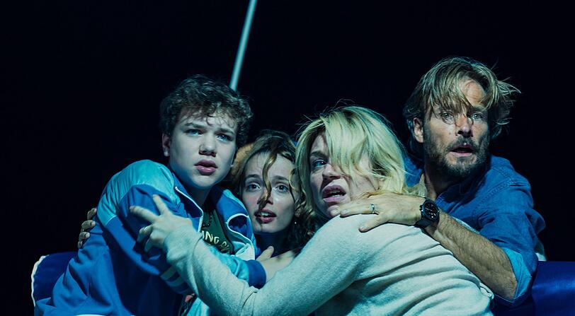 Aus der Geburtstagsfeier von Ben (Lucas Ebel, links) wird für den 13-Jährigen und seine Schwester Cassie (Lisa Delamar, Zweite von links) und seine Eltern Julia (Émilie Dequenne) und Tom (Andreas Pietschmann) eine Horrornacht. Aus der Geburtstagsfeier von Ben (Lucas Ebel, links) wird für den 13-Jährigen und seine Schwester Cassie (Lisa Delamar, Zweite von links) und seine Eltern Julia (Émilie Dequenne) und Tom (Andreas Pietschmann) eine Horrornacht.