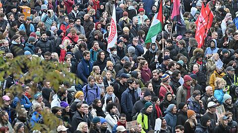 In M&uuml;nchen haben sich mehrere hundert Menschen zu einem Protest der Initiative "Gen Z regelt" versammelt.