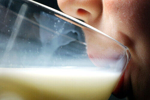 Eigentlich gesund, in diesem Fall beinah tödlich: ein Glas kühle Milch.