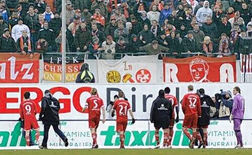 Schwerarbeit auch außerhalb des Platzes: Trainer und Spieler mussten ihre Kaiserslauterner Fans beruhigen.