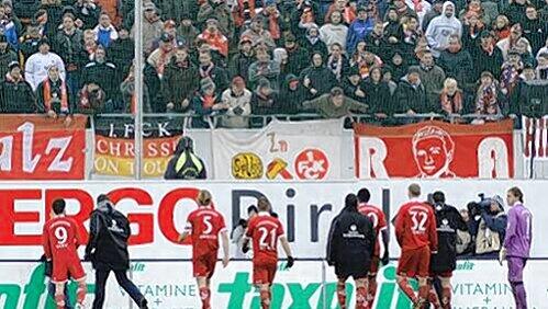 Schwerarbeit auch außerhalb des Platzes: Trainer und Spieler mussten ihre Kaiserslauterner Fans beruhigen. Schwerarbeit auch außerhalb des Platzes: Trainer und Spieler mussten ihre Kaiserslauterner Fans beruhigen.