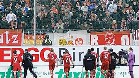 Schwerarbeit auch außerhalb des Platzes: Trainer und Spieler mussten ihre Kaiserslauterner Fans beruhigen.