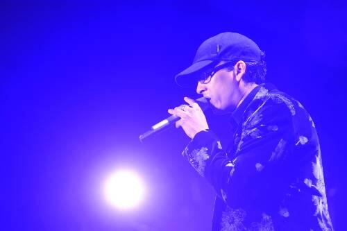 XAVIER NAIDOO (40), sportinteressierter Pop-Sänger, wird am 2. 
Dezember in Mannheim den Boxkampf von Felix Sturm (22.15 Uhr/Sat.1) 
musikalisch unterstützen. Gemeinsam mit den &bdquo;Söhnen Mannheims&ldquo; wird 
Frontmann Naidoo in seiner Heimatstadt den neuen Song &bdquo;Kill all 
Psychopaths&ldquo; vorstellen. &bdquo;Ich habe versprochen, dass der Ring in 
Flammen steht&ldquo;, sagte der bekennende &bdquo;Söhne&ldquo;-Fan Felix Sturm. Der 
WBA-Weltmeister im Mittelgewicht verteidigt seinen Titel gegen den 
bisher ungeschlagenen britischen Champion Martin Murray. Im 
Rahmenprogramm des Abends will auch Boxweltmeisterin Nadia Raoui 
ihren WIBA-Titel gegen die Ukrainerin Oksana Romanowa behaupten. 
(SID)