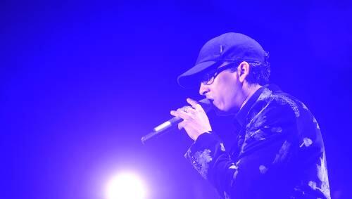 XAVIER NAIDOO (40), sportinteressierter Pop-Sänger, wird am 2.
Dezember in Mannheim den Boxkampf von Felix Sturm (22.15 Uhr/Sat.1)
musikalisch unterstützen. Gemeinsam mit den „Söhnen Mannheims“ wird
Frontmann Naidoo in seiner Heimatstadt den neuen Song „Kill all
Psychopaths“ vorstellen. „Ich habe versprochen, dass der Ring in
Flammen steht“, sagte der bekennende „Söhne“-Fan Felix Sturm. Der
WBA-Weltmeister im Mittelgewicht verteidigt seinen Titel gegen den
bisher ungeschlagenen britischen Champion Martin Murray. Im
Rahmenprogramm des Abends will auch Boxweltmeisterin Nadia Raoui
ihren WIBA-Titel gegen die Ukrainerin Oksana Romanowa behaupten.
(SID) XAVIER NAIDOO (40), sportinteressierter Pop-Sänger, wird am 2.
Dezember in Mannheim den Boxkampf von Felix Sturm (22.15 Uhr/Sat.1)
musikalisch unterstützen. Gemeinsam mit den „Söhnen Mannheims“ wird
Frontmann Naidoo in seiner Heimatstadt den neuen Song „Kill all
Psychopaths“ vorstellen. „Ich habe versprochen, dass der Ring in
Flammen steht“, sagte der bekennende „Söhne“-Fan Felix Sturm. Der
WBA-Weltmeister im Mittelgewicht verteidigt seinen Titel gegen den
bisher ungeschlagenen britischen Champion Martin Murray. Im
Rahmenprogramm des Abends will auch Boxweltmeisterin Nadia Raoui
ihren WIBA-Titel gegen die Ukrainerin Oksana Romanowa behaupten.
(SID)