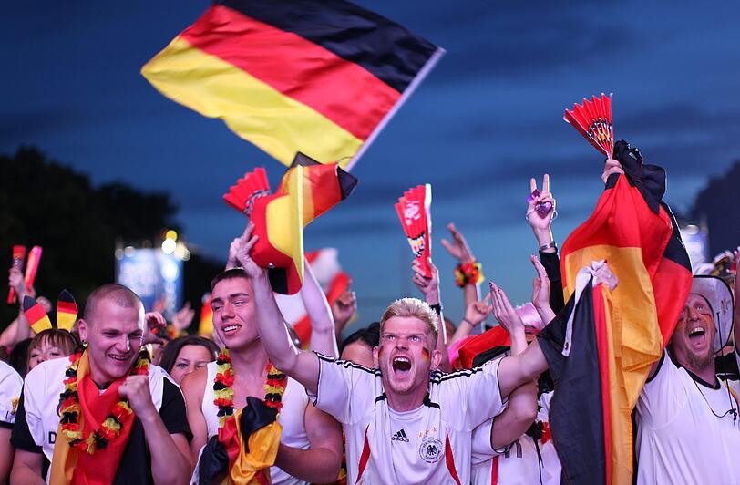Partystimmung beim Public Viewing! Die deutschen Fans feiern auf den Fanmeilen mit ihren Stars aus Jogis Elf - hier gibts die besten Bilder vom Rekordsieg!