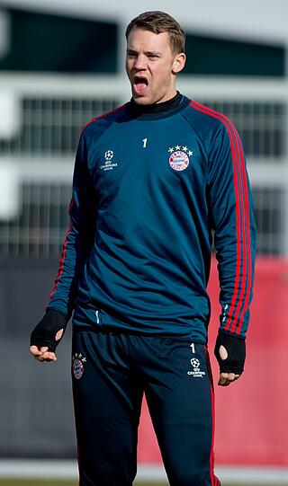 ...Manuel Neuer scheint sich weniger zu amüsieren.