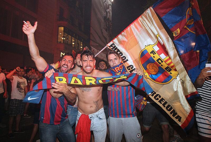 Ausgelassen feiert der FC Barcelona feiert seinen 3:1-Sieg über Juventus Turin in Champions-League. Die Bilder der Fußball-Party.