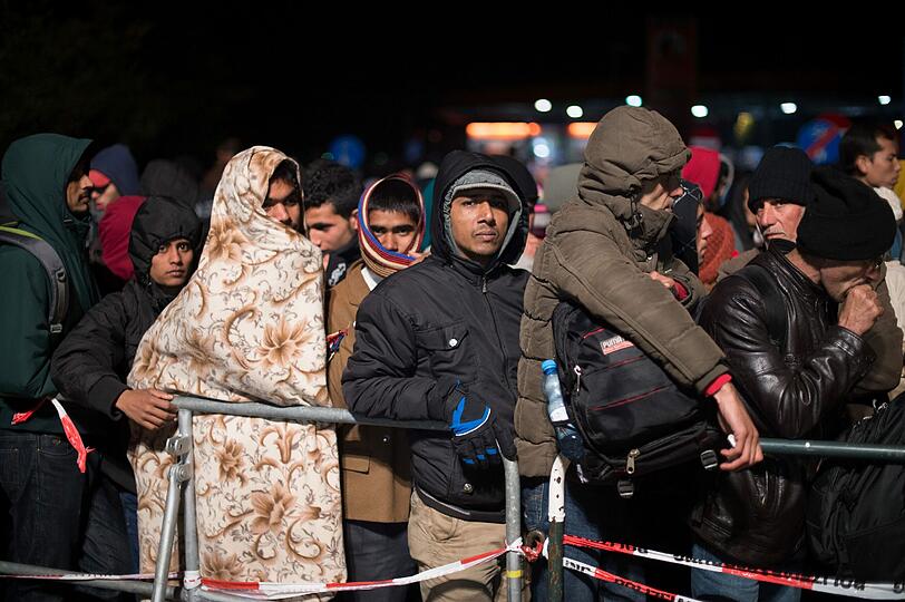 Der Zustrom von Flüchtlingen an der österreichisch-deutschen Grenze reißt nicht ab.