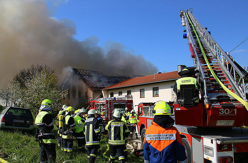 Großeinsatz der Feuerwehr am Donnerstagnachmittag: In Lafering brannte ein großes Stallgebäude komplett aus, der Sachschaden ist enorm. Die Bilder.