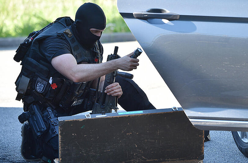Einsatzkräfte der Polizei stehen in Viernheim (Hessen) vor dem Kino, in dem sich ein bewaffneter Mann verschanzt hatte. Die Bilder vom Einsatz.