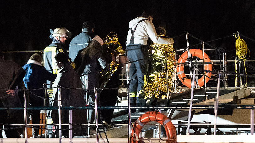 In Duisburg rammt ein Ausflugsschiff einen Brückenpfeiler. Die Bilder vom Bergungseinsatz