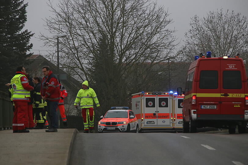 In Pürten bei Waldkraiburg wurde am Freitagmorgen ein Auto im Inn treibend gesichtet. Die Bilder vom Einsatz.