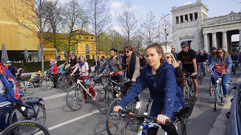 Zehntausende fuhren auf einer vorher abgestimmten Route durch die Altstadt - auf der Straße, versteht sich.