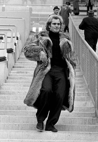 Stilbewusst: Uli Hoeneß 1975 im dicken Pelzmantel auf der Tribüne des damals noch recht neuen Olympiastadions beim Spiel des FC Bayern gegen den FC Schalke.