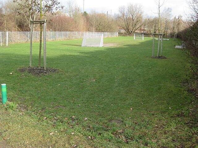 Da ist zum einen der Sportplatz mit viel Rasen.