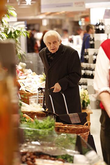Zieht den Einkaufswagen hinter sich her: Kunstsammler Cornelius Gurlitt beim Einkaufen in München.